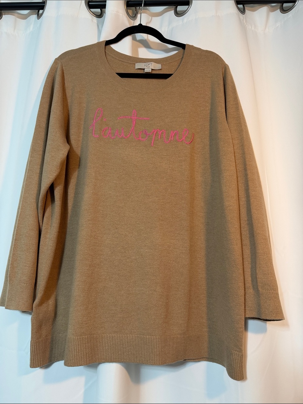 NWT LOFT Plus Camel Tan Sweater Top with Pink 'l'automne' Embroidery SZ 20/22 B8